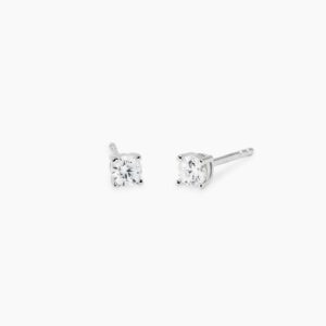 Pendientes con 0,18 quilates de diamantes cultivados en laboratorio.