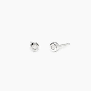 Pendientes redondos con 0,025 quilates de diamantes cultivados en laboratorio.