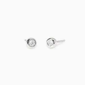 Pendientes redondos con 0,055 quilates de diamantes cultivados en laboratorio.