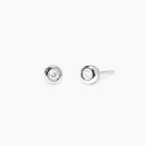 Pendientes redondos con 0,09 quilates de diamantes cultivados en laboratorio.